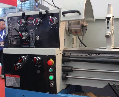 Torno meccanico universale di precisione di media portata con lunghezza massima del pezzo di lavoro 1000 mm