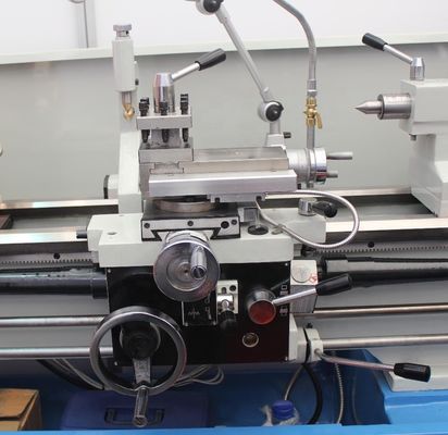 Torno meccanico universale di precisione di media portata con lunghezza massima del pezzo di lavoro 1000 mm