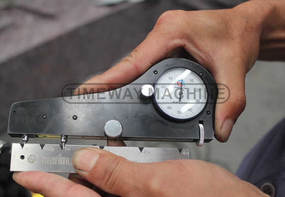 QK-200 CNC Pipe Thread Lathe Machine con 4 stazioni utensili e sistema di controllo FANUC