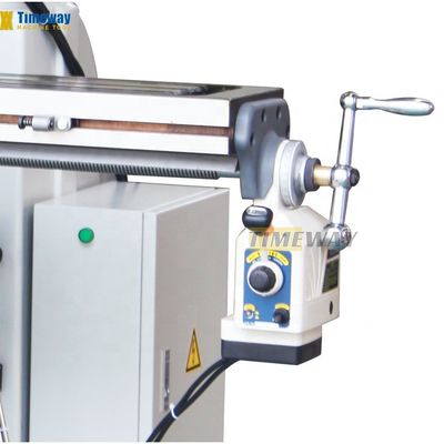 Macchina di fresatura a torretta ad alta precisione con spindle con ISO50 e peso di 1060 kg