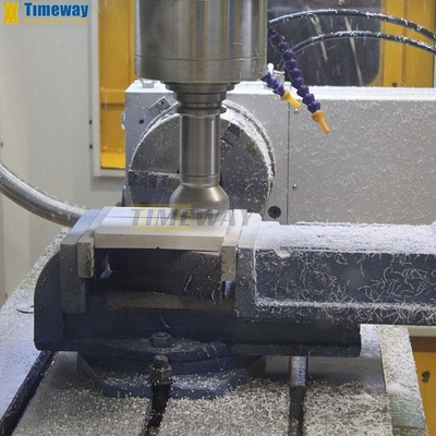 Centrale di lavorazione verticale con 3 assi e min. Tempo di cambio utensile 0,6s