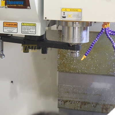 Centrale di lavorazione verticale con 3 assi e min. Tempo di cambio utensile 0,6s