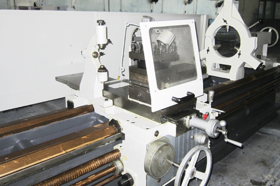 AL-800 La perfetta combinazione di durabilità e precisione in una tornia pesante