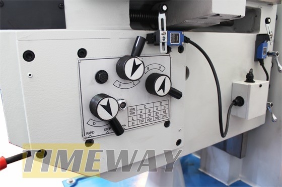 UM320D Macchina di fresatura orizzontale a ginocchio per la lavorazione a media pressione Peso KG 1550