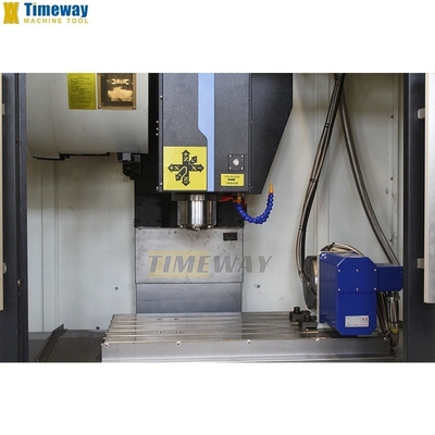 Centrale di lavorazione verticale ad alta precisione Macchina di fresatura CNC 550 mm Viaggio verticale