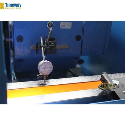 Macchina di rettifica cilindrica di precisione con peso di 3000 kg e lunghezza di rettifica massima di 500 mm