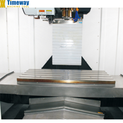 1360x700 Dimensione del tavolo 3-asse VMC1370 Verticale Centrale di lavorazione Macchina CNC fresatura