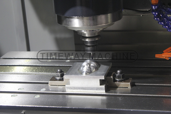 VMC850L Centro di lavorazione verticale Macchina CNC con tecnologia di movimento del tavolo Y mm 500