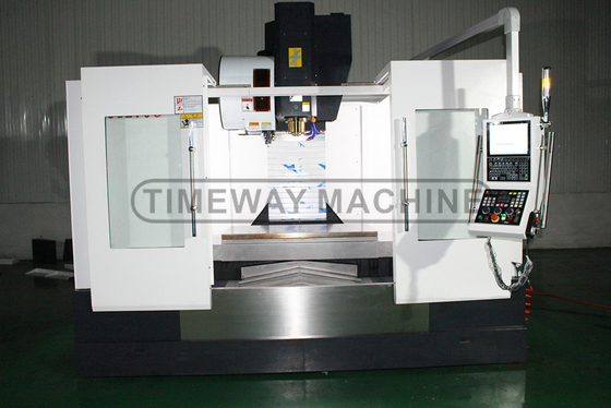 Centrale di lavorazione verticale CNC ad alta precisione VMC1690 con capacità di 24 magazzini utensili